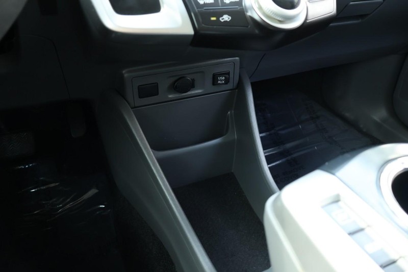 Toyota Prius V Vehicle Full-screen Gallery Image 36