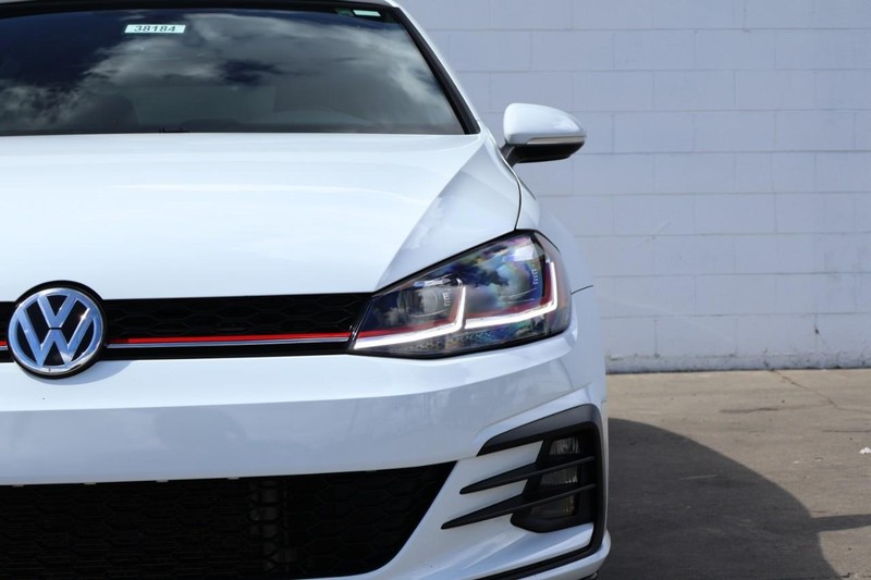 Volkswagen Golf GTI Vehicle Full-screen Gallery Image 03