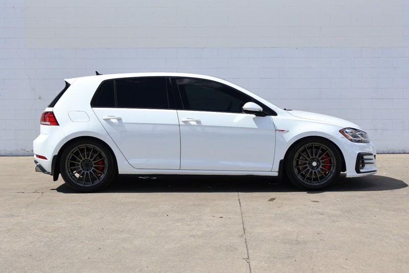 Volkswagen Golf GTI Vehicle Full-screen Gallery Image 04