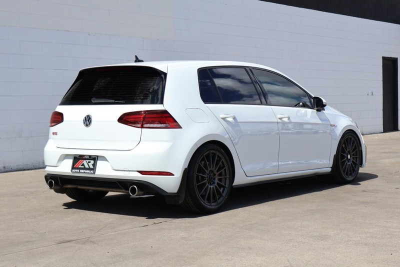 Volkswagen Golf GTI Vehicle Full-screen Gallery Image 05
