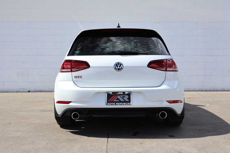 Volkswagen Golf GTI Vehicle Full-screen Gallery Image 06