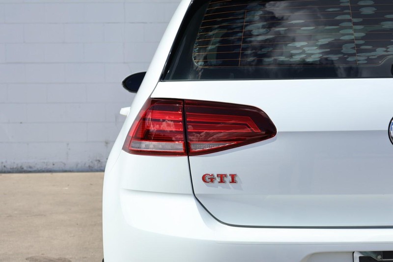 Volkswagen Golf GTI Vehicle Full-screen Gallery Image 07