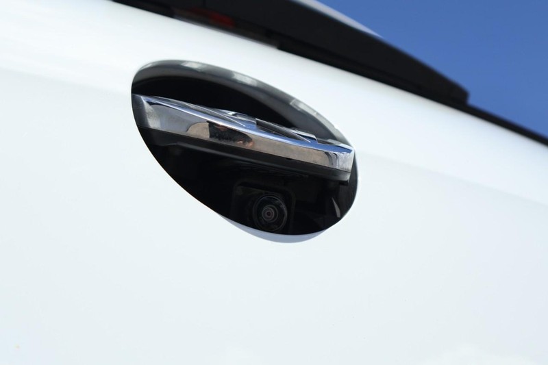 Volkswagen Golf GTI Vehicle Full-screen Gallery Image 08