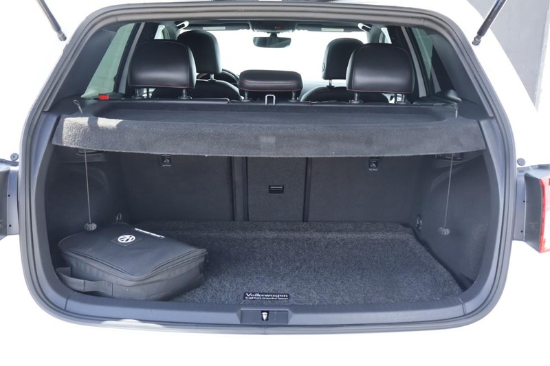 Volkswagen Golf GTI Vehicle Full-screen Gallery Image 09