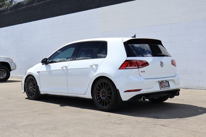 Volkswagen Golf GTI Vehicle Full-screen Gallery Image 10