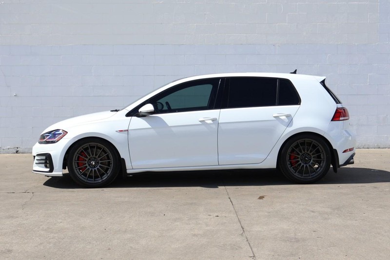 Volkswagen Golf GTI Vehicle Full-screen Gallery Image 11