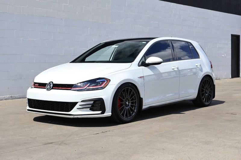 Volkswagen Golf GTI Vehicle Full-screen Gallery Image 12