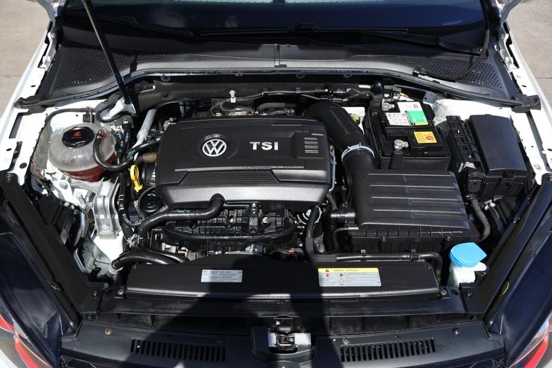 Volkswagen Golf GTI Vehicle Full-screen Gallery Image 13