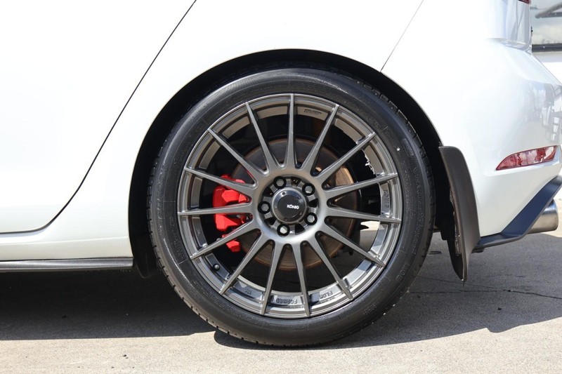 Volkswagen Golf GTI Vehicle Full-screen Gallery Image 14