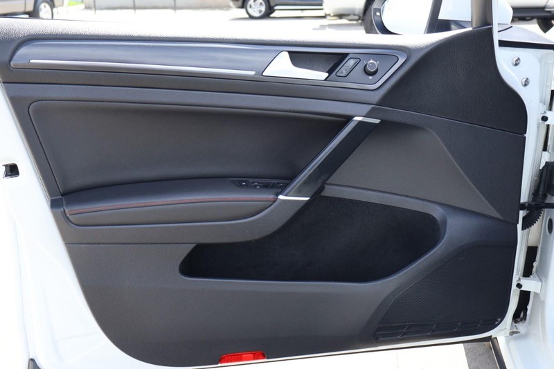 Volkswagen Golf GTI Vehicle Full-screen Gallery Image 15