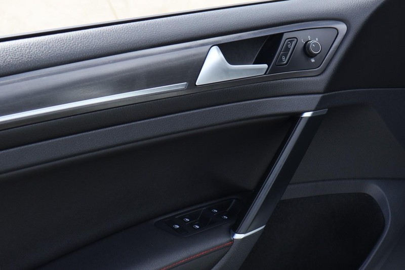 Volkswagen Golf GTI Vehicle Full-screen Gallery Image 16