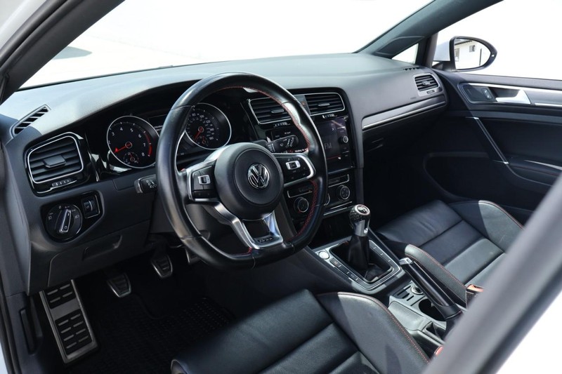 Volkswagen Golf GTI Vehicle Full-screen Gallery Image 17