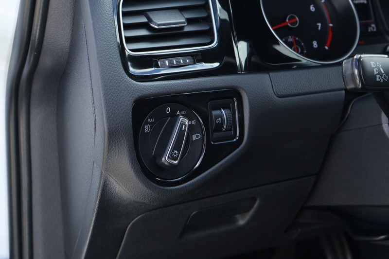 Volkswagen Golf GTI Vehicle Full-screen Gallery Image 18