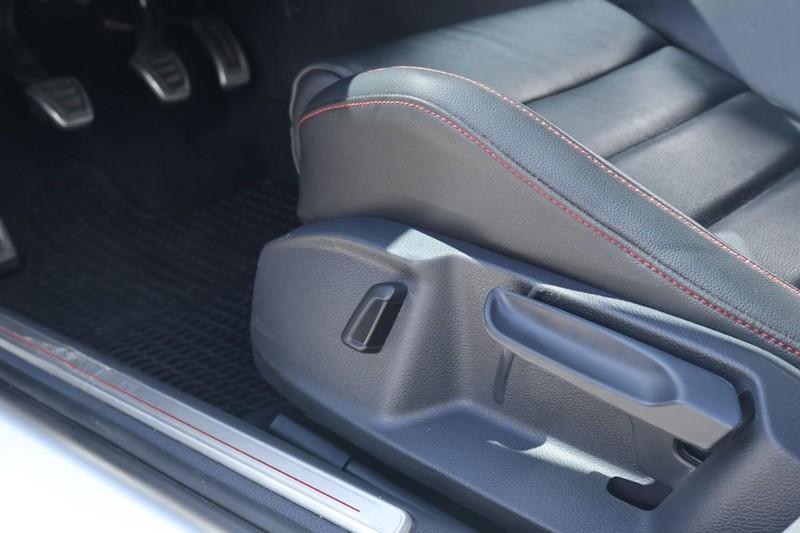 Volkswagen Golf GTI Vehicle Full-screen Gallery Image 19