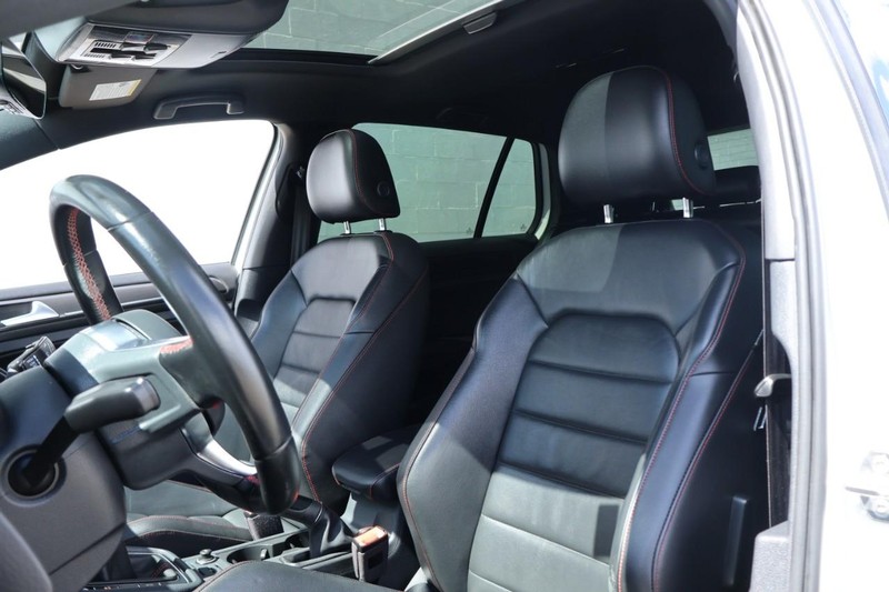 Volkswagen Golf GTI Vehicle Full-screen Gallery Image 20