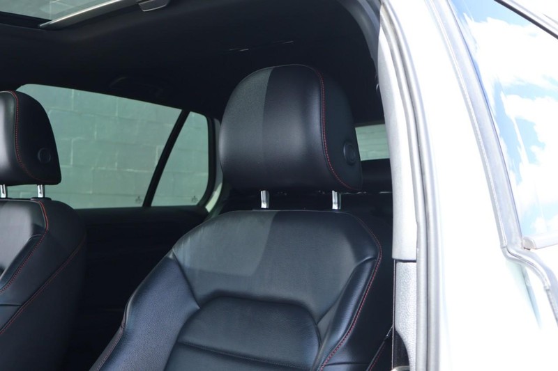 Volkswagen Golf GTI Vehicle Full-screen Gallery Image 21