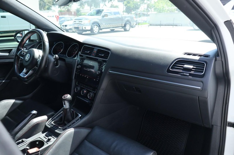 Volkswagen Golf GTI Vehicle Full-screen Gallery Image 22