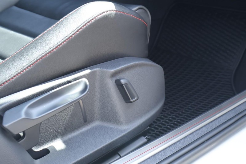 Volkswagen Golf GTI Vehicle Full-screen Gallery Image 23