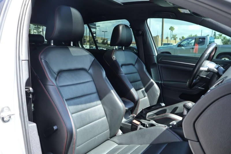 Volkswagen Golf GTI Vehicle Full-screen Gallery Image 24