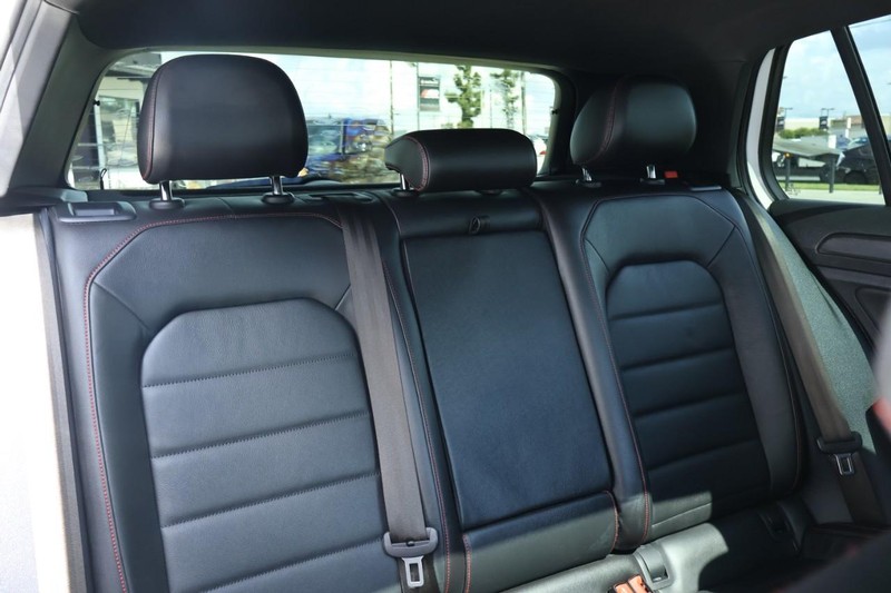 Volkswagen Golf GTI Vehicle Full-screen Gallery Image 25