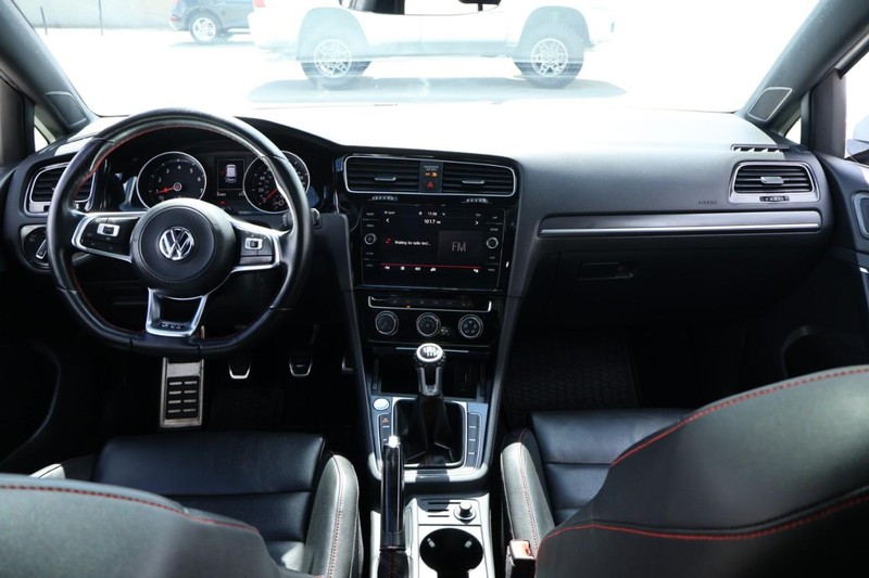 Volkswagen Golf GTI Vehicle Full-screen Gallery Image 26