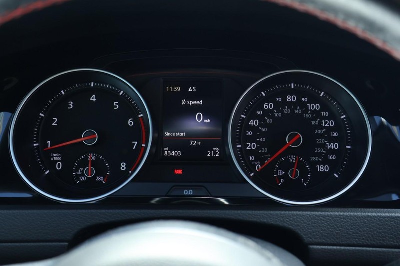 Volkswagen Golf GTI Vehicle Full-screen Gallery Image 27