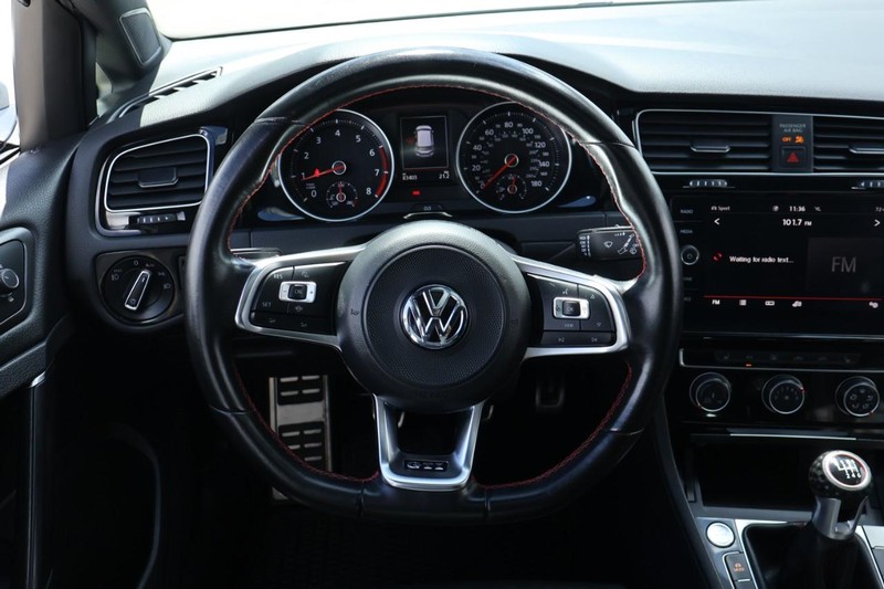 Volkswagen Golf GTI Vehicle Full-screen Gallery Image 28