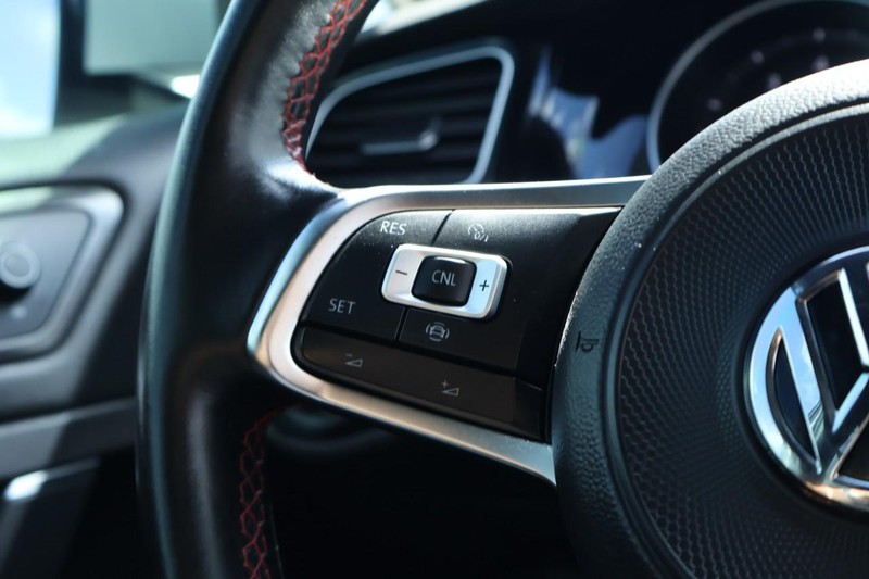 Volkswagen Golf GTI Vehicle Full-screen Gallery Image 29