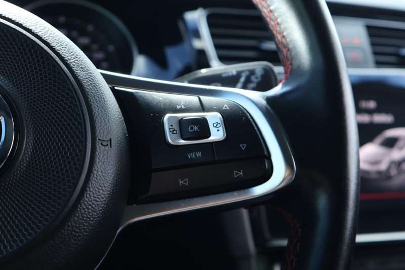 Volkswagen Golf GTI Vehicle Full-screen Gallery Image 30