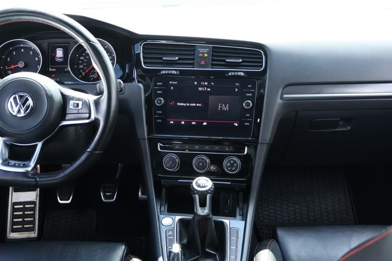 Volkswagen Golf GTI Vehicle Full-screen Gallery Image 31