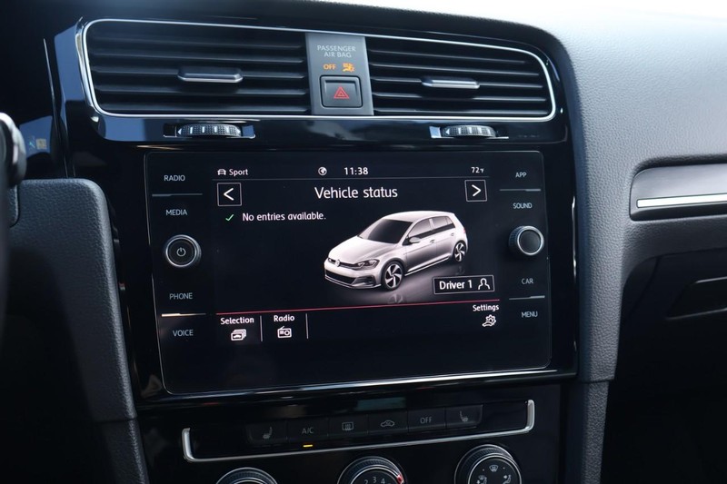 Volkswagen Golf GTI Vehicle Full-screen Gallery Image 32