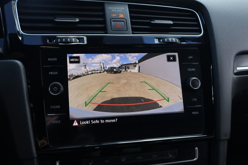 Volkswagen Golf GTI Vehicle Full-screen Gallery Image 33