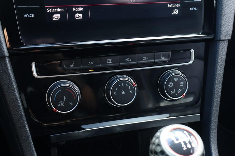 Volkswagen Golf GTI Vehicle Full-screen Gallery Image 34