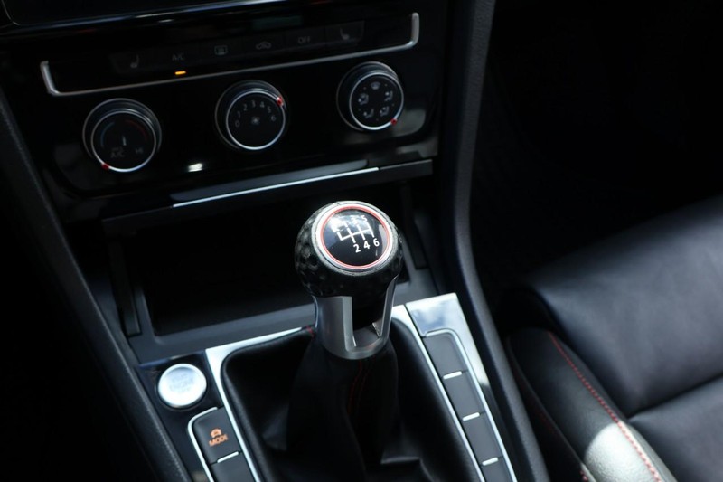 Volkswagen Golf GTI Vehicle Full-screen Gallery Image 35