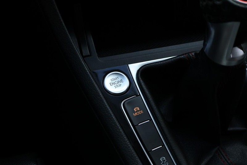 Volkswagen Golf GTI Vehicle Full-screen Gallery Image 36