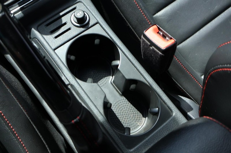 Volkswagen Golf GTI Vehicle Full-screen Gallery Image 37