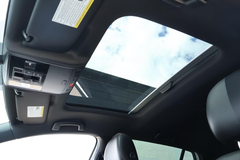 Volkswagen Golf GTI Vehicle Full-screen Gallery Image 39