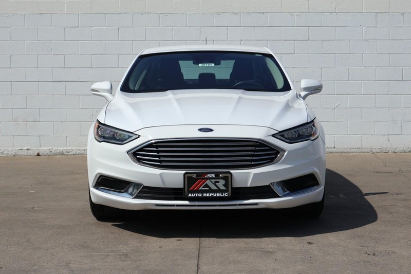 Ford Fusion Hybrid Vehicle Full-screen Gallery Image 02