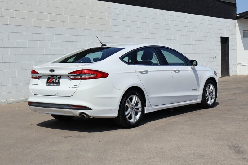 Ford Fusion Hybrid Vehicle Full-screen Gallery Image 05