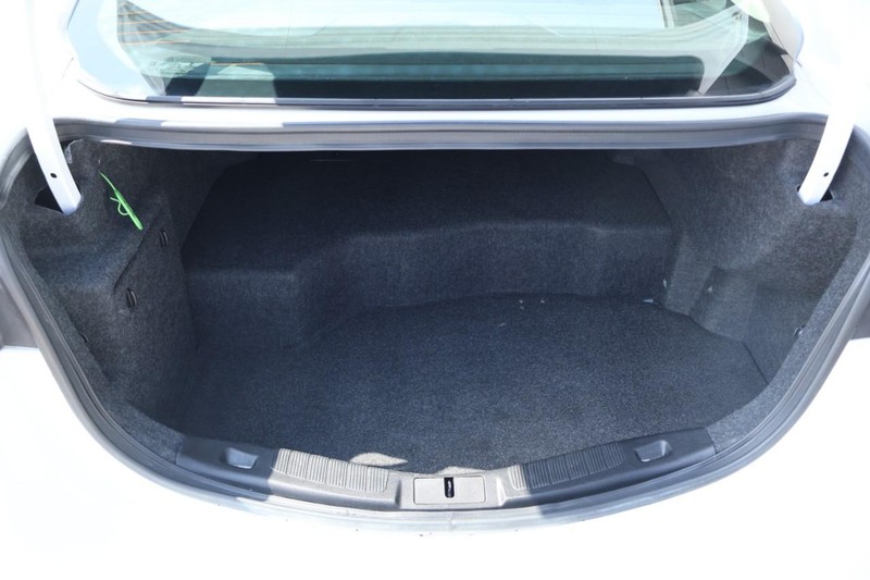 Ford Fusion Hybrid Vehicle Full-screen Gallery Image 09