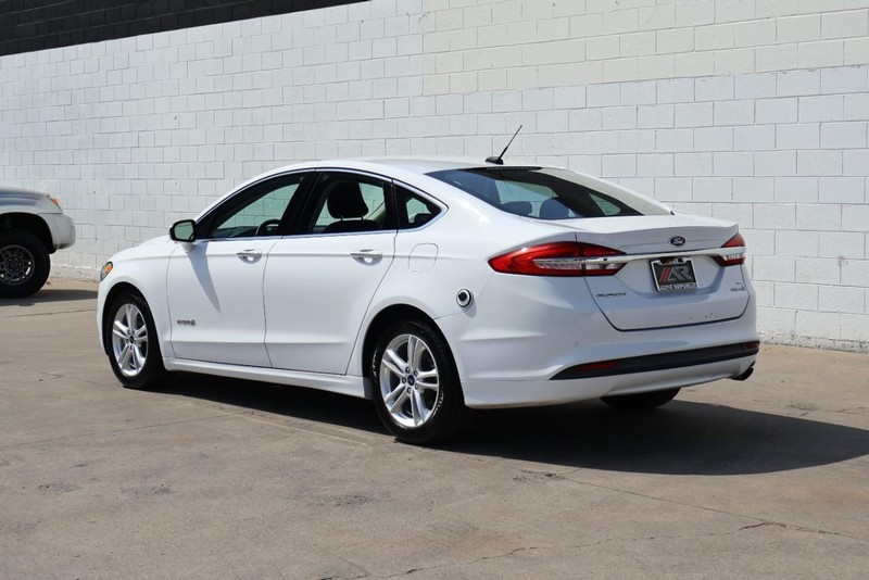Ford Fusion Hybrid Vehicle Full-screen Gallery Image 10