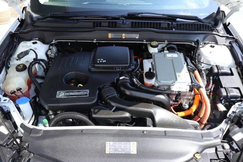 Ford Fusion Hybrid Vehicle Full-screen Gallery Image 13
