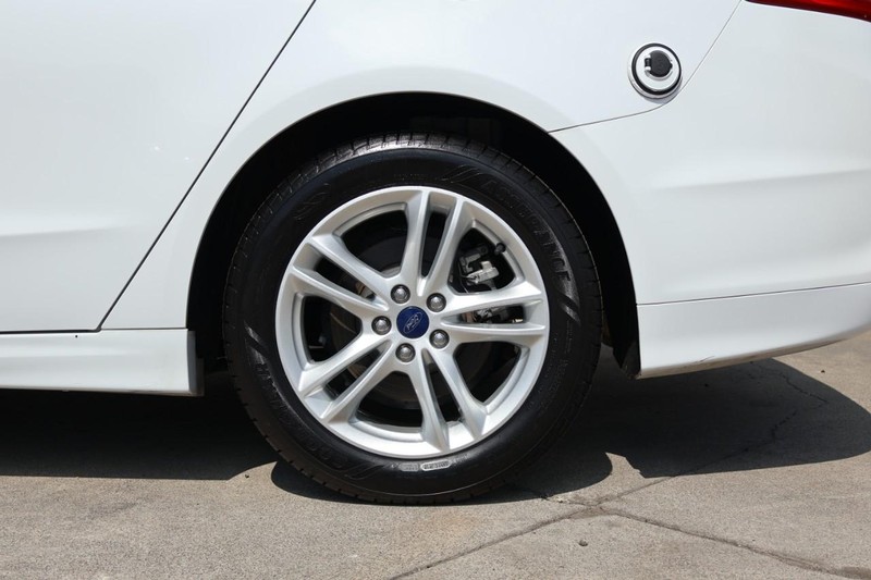 Ford Fusion Hybrid Vehicle Full-screen Gallery Image 14