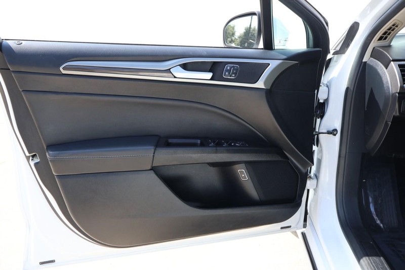 Ford Fusion Hybrid Vehicle Full-screen Gallery Image 15