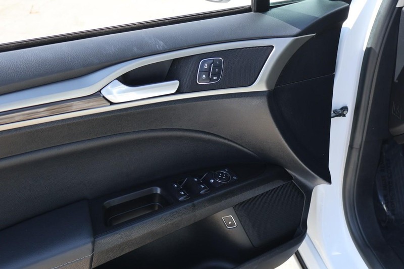 Ford Fusion Hybrid Vehicle Full-screen Gallery Image 16