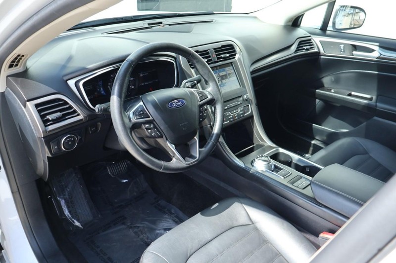 Ford Fusion Hybrid Vehicle Full-screen Gallery Image 17