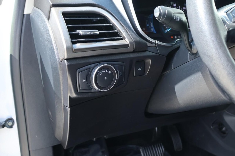 Ford Fusion Hybrid Vehicle Full-screen Gallery Image 18