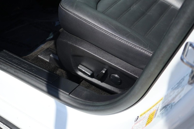 Ford Fusion Hybrid Vehicle Full-screen Gallery Image 19