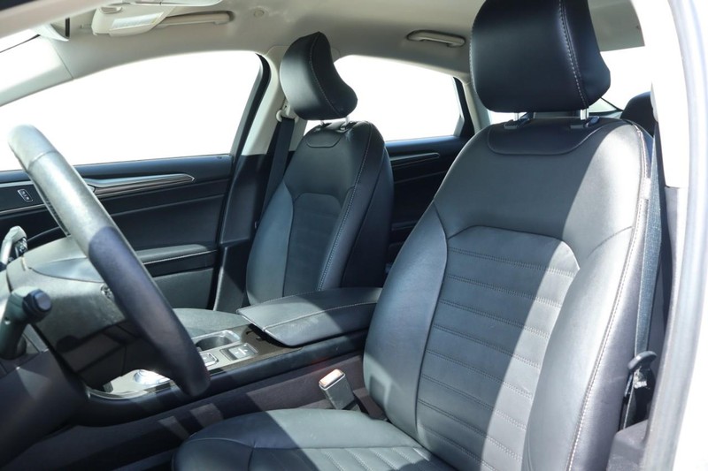Ford Fusion Hybrid Vehicle Full-screen Gallery Image 20