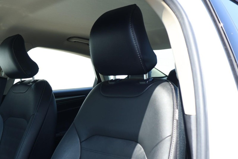 Ford Fusion Hybrid Vehicle Full-screen Gallery Image 21